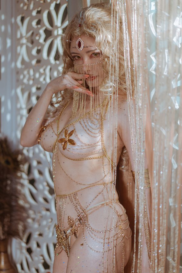 [秋和柯基] 金发舞娘 [45P/1V/847MB]